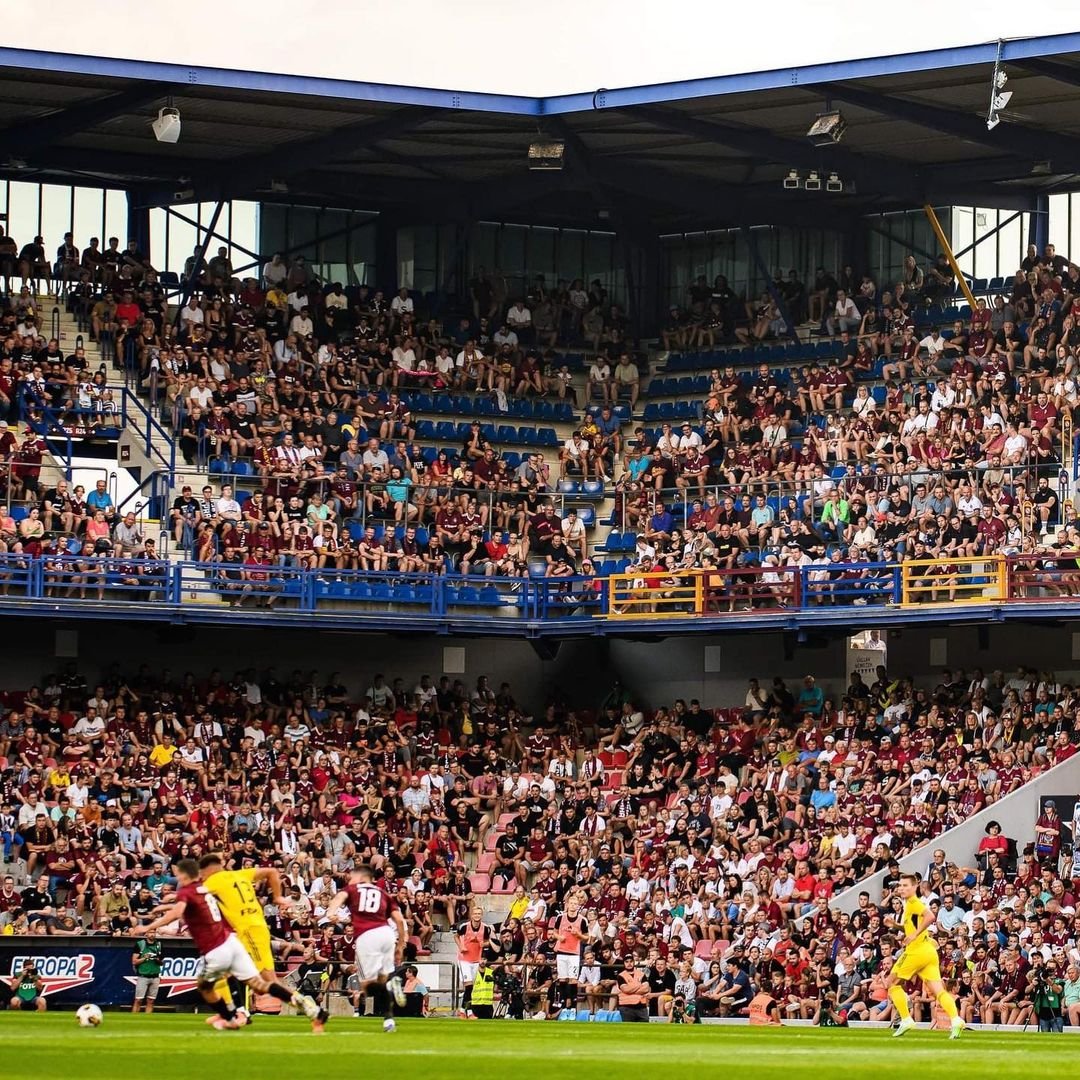 ?️ VSTUPENKY | Ve 12:00 začíná pro členy Sparta Clubu předprodej na utkání se Zlínem. O den později bude spuštěn volný prodej. Zápas se Zlínem odehrajeme na Letné v sobotu 3. září od 19:00. Více informací v článku na webu ACS. #acsparta